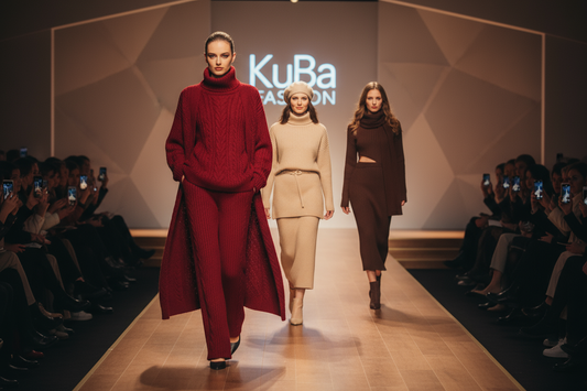 Catwalk mit drei Models in Unifarben Outfit Weinrot, Beige Choco