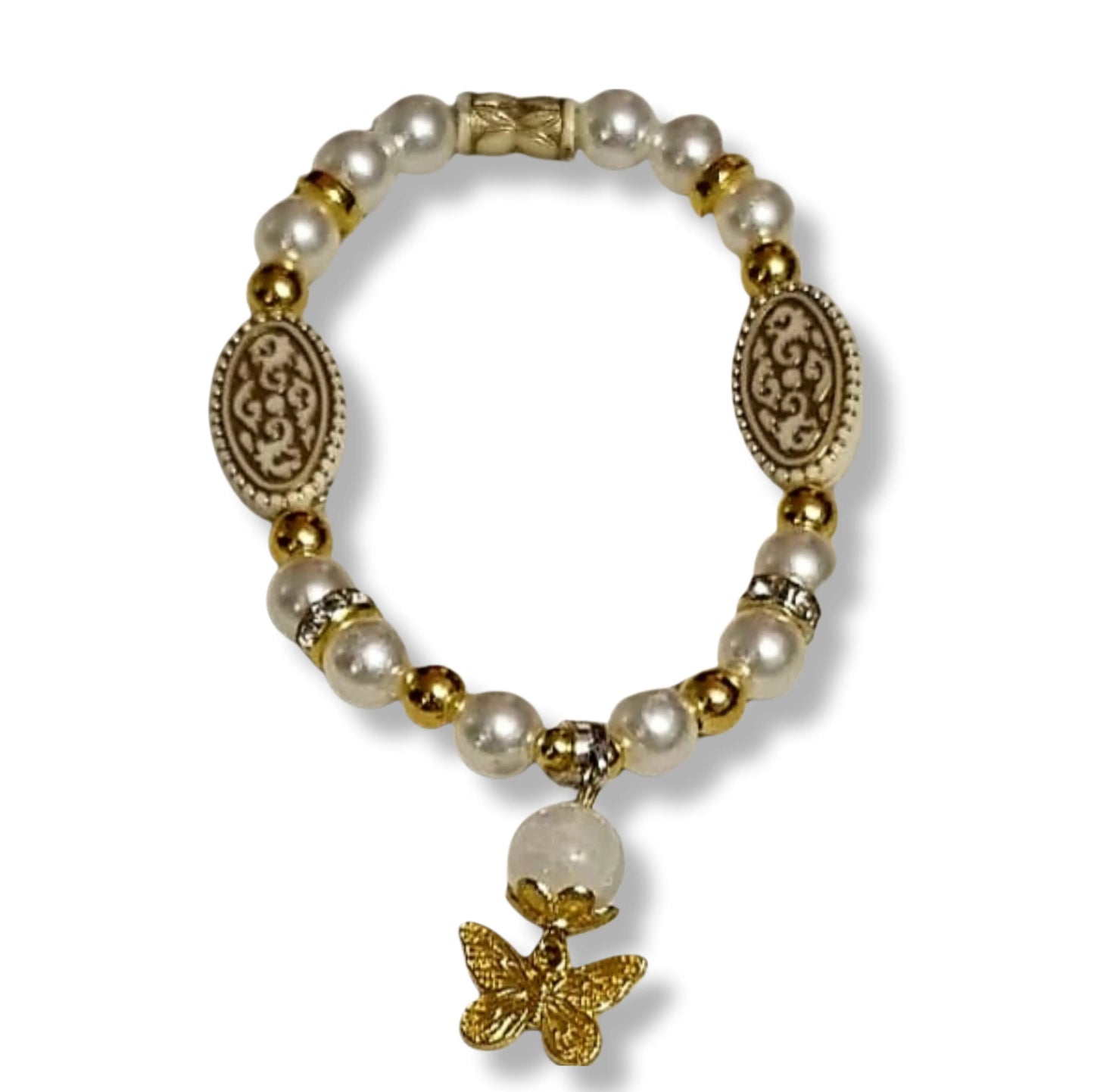 Ein Armband aus Kunstperlen in Perlmut und Gold. Ein Anhänger mit einen Schmetterling.