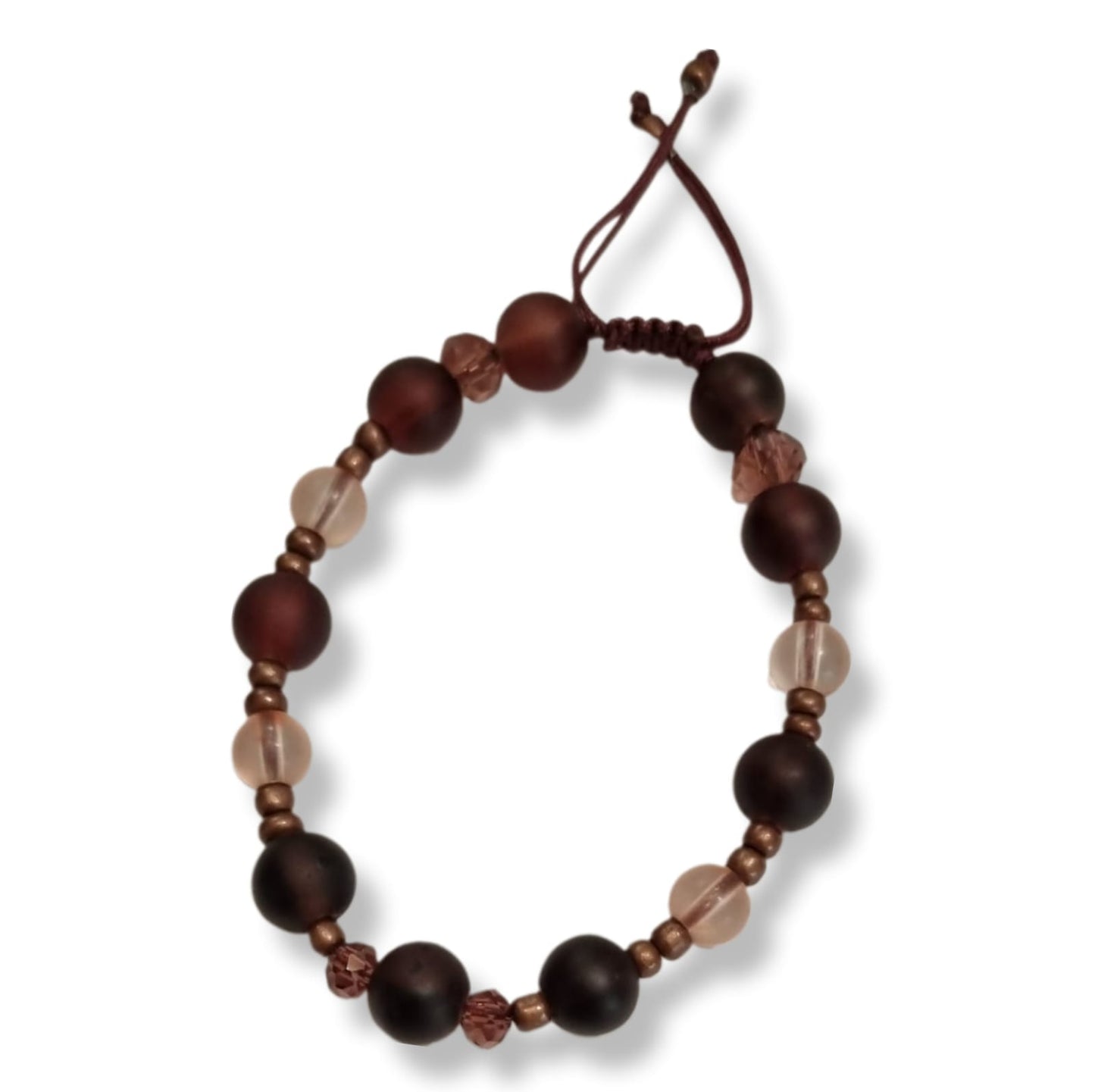 Armband in Kastanienfarbe geflochten mit Glasperlen in Braun, der Verschluss ist verstellbar und mit einer Braunen Kordel geflochten und Größenverstellbar.