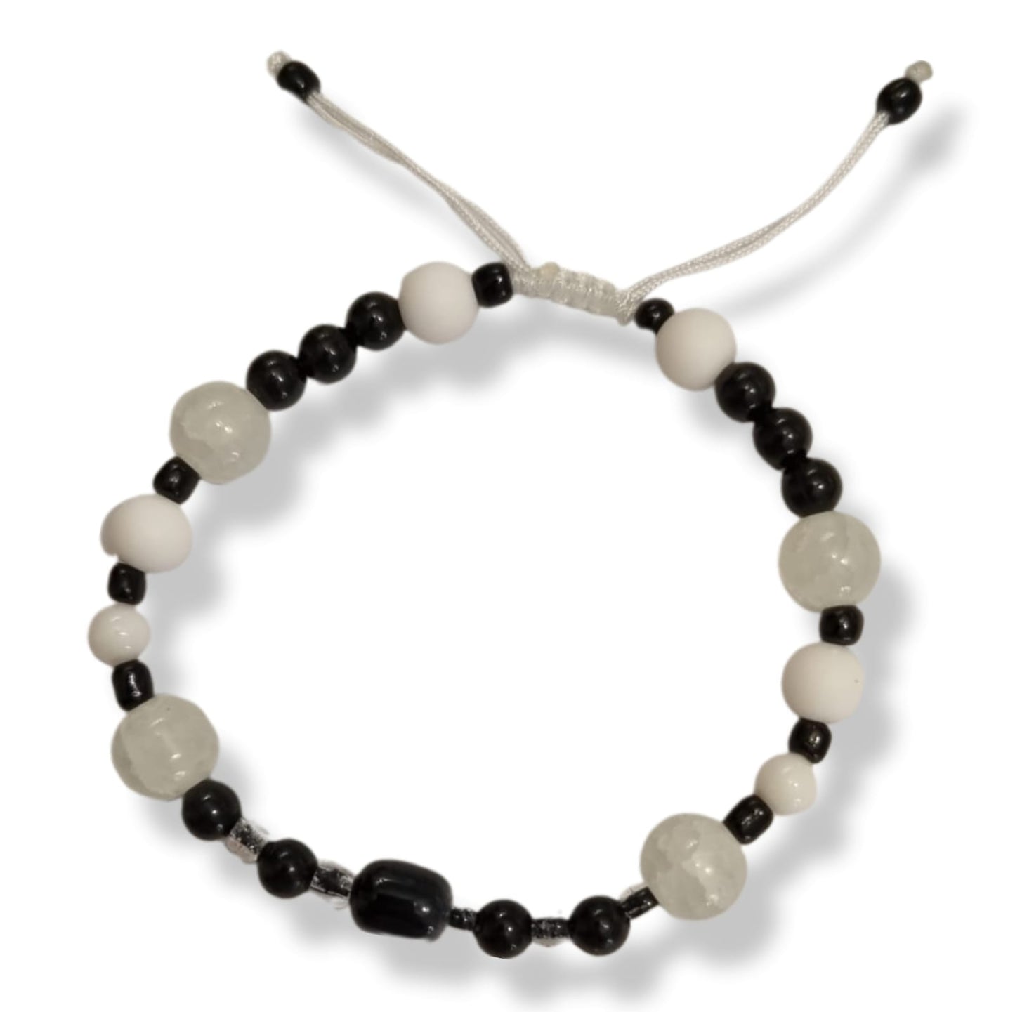Armband mit Glasperlen in Schwarz und Weiß, Verschluss ist geflochten in Weißer Kordel und verstellbar Ø6cm