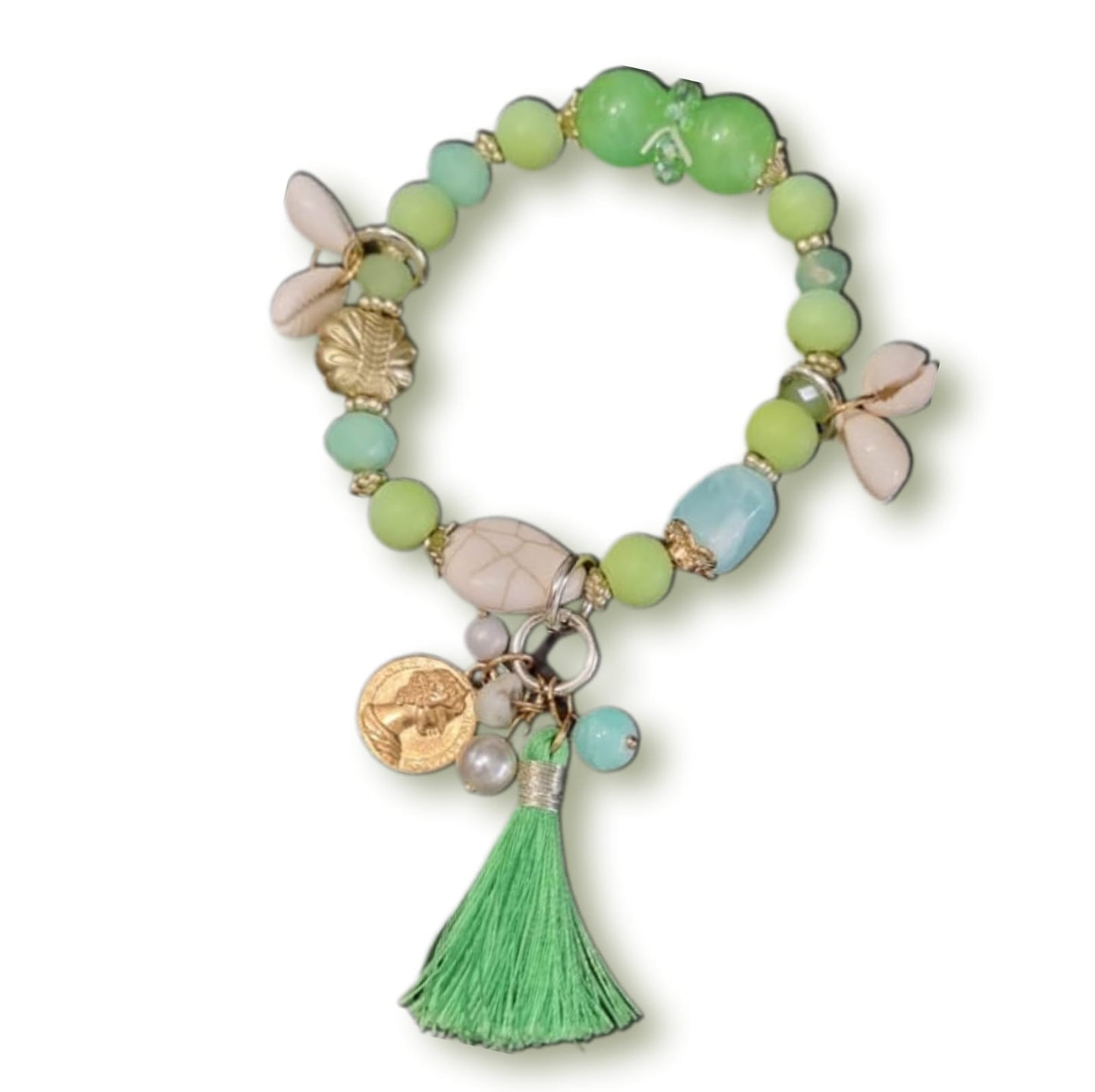 Armband mit Perlen in den Farben Grün , Perlmutt und Gold mit Anhänger einer Kordel, alles auf Gummiband, deshalb Größe flexibel tragbar.Ø6cm