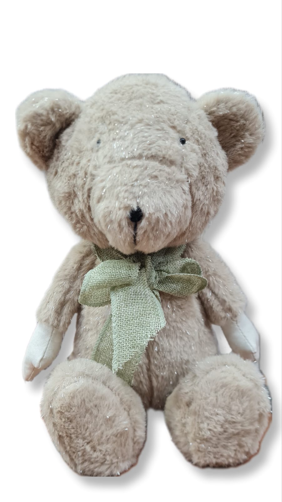 Verlieben Sie sich in den kuscheligen Teddy Bär Freddy! Mit einer Höhe von 34cm und aus hochwertigem Webpelz gefertigt, ist dieser Bär perfekt zum Kuscheln und Liebhaben. In den warmen Farben Braun und Beige mit einer grünen Schleife ist er auch ein tolles Deko Element. Ansicht Bär von vorne.
