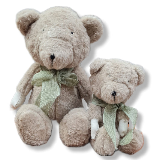 Verlieben Sie sich in den kuscheligen Teddy Bär Freddy! Mit einer Höhe von 34cm und aus hochwertigem Webpelz gefertigt, ist dieser Bär perfekt zum Kuscheln und Liebhaben. In den warmen Farben Braun und Beige mit einer grünen Schleife ist er auch ein tolles Deko Element. Ansicht Paar klein und groß.