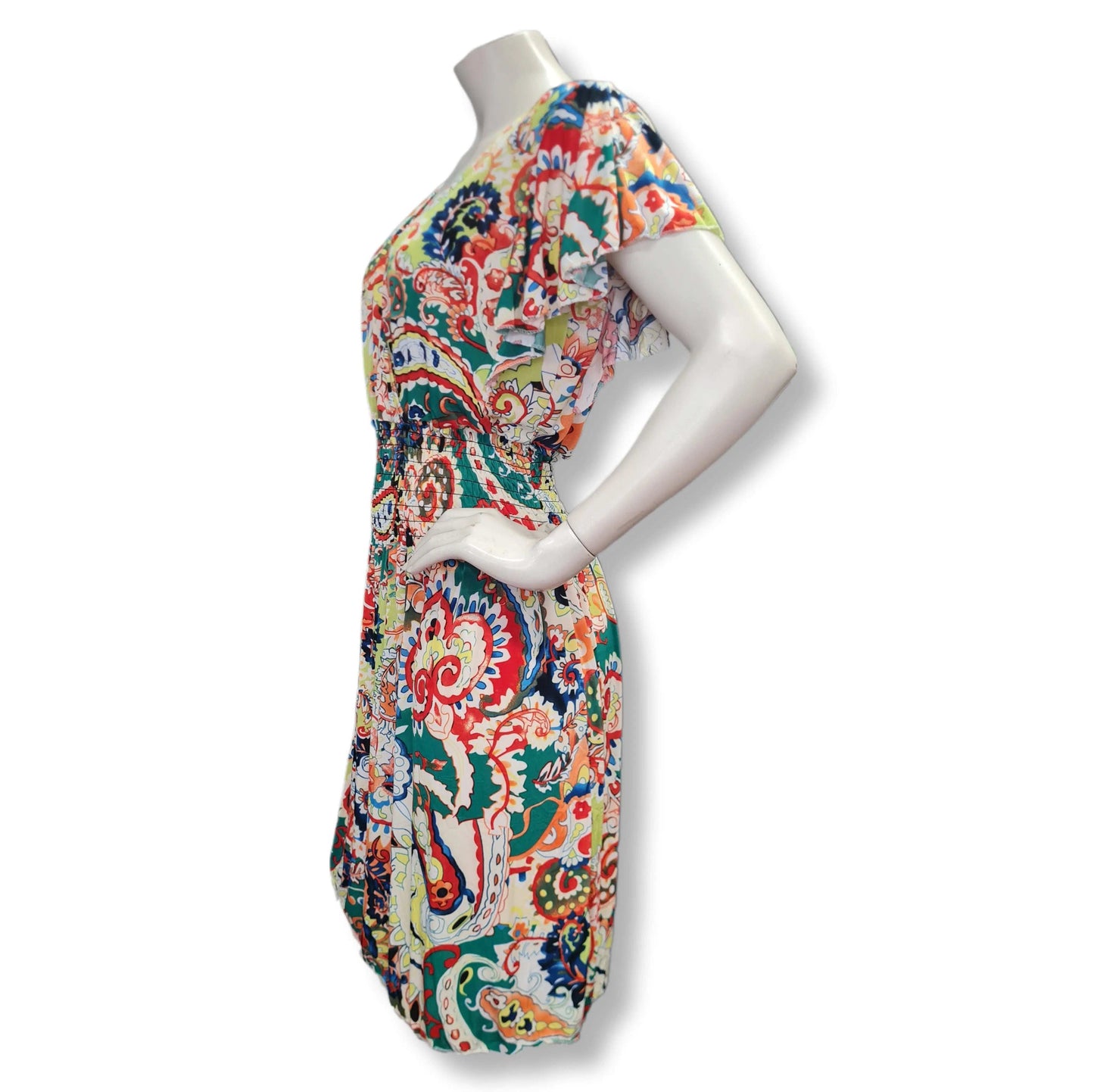 Sommerkleid mit vielen Farben Grün-Gelb-Rot Alloverprint mit Ornamentdruck. Überschnittene Flügelärmel, Gummitailienbund und V-Ausschnitt