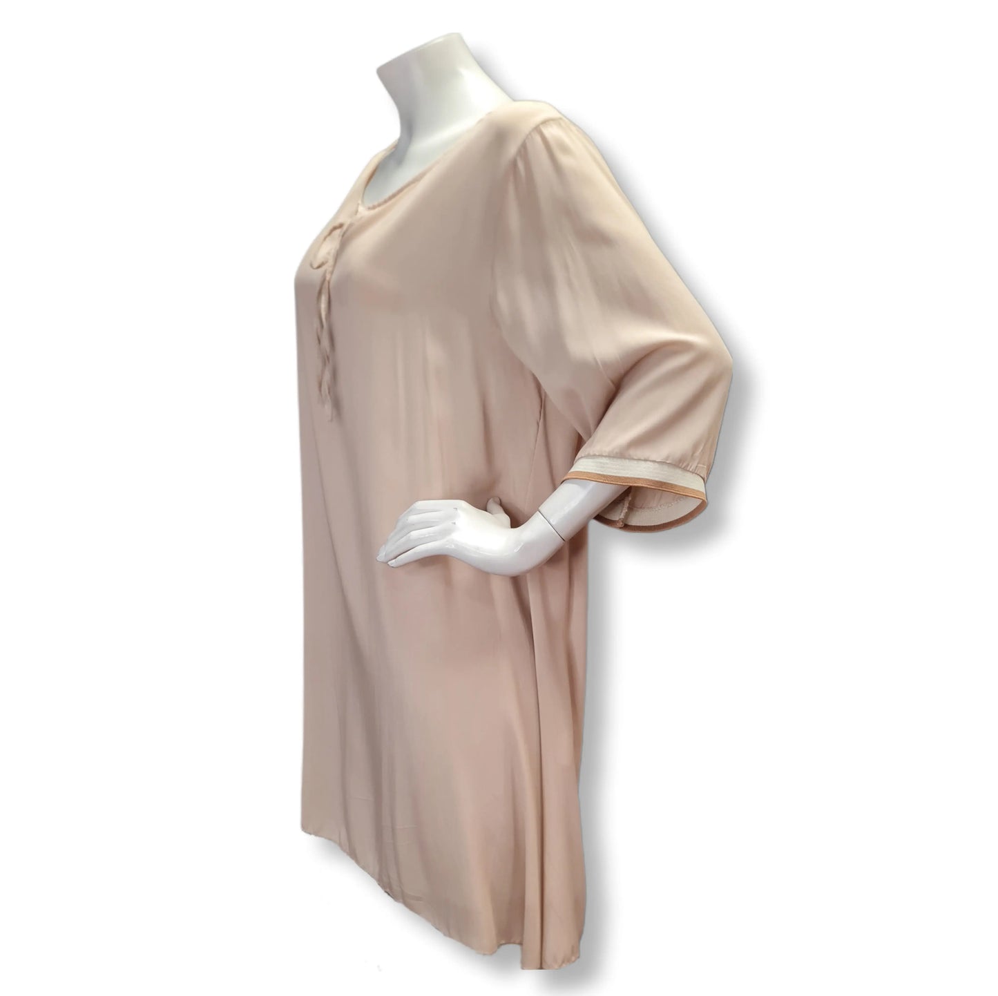 Tunikakleid in der Farbe Beige mit Webbündchen als Ärmelabschluss. Rundhalsausschnitt mit Bändchen.