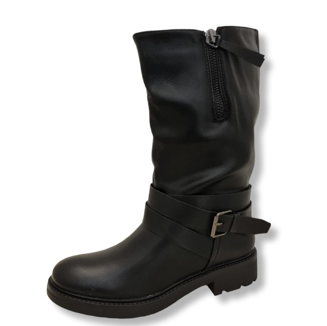 Schwarzer Stiefel in Biker Look mit Schnalen und Zipper. Und derber Sohle.