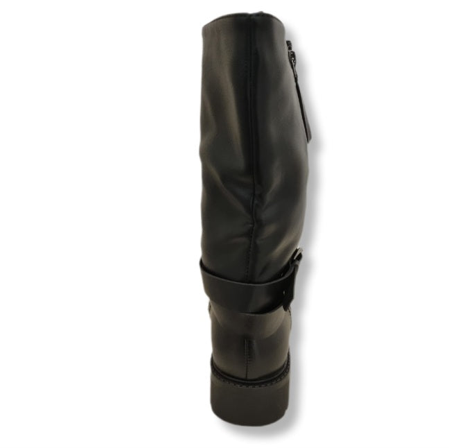 Schwarzer Stiefel in Biker Look mit Schnalen und Zipper. Und derber Sohle.