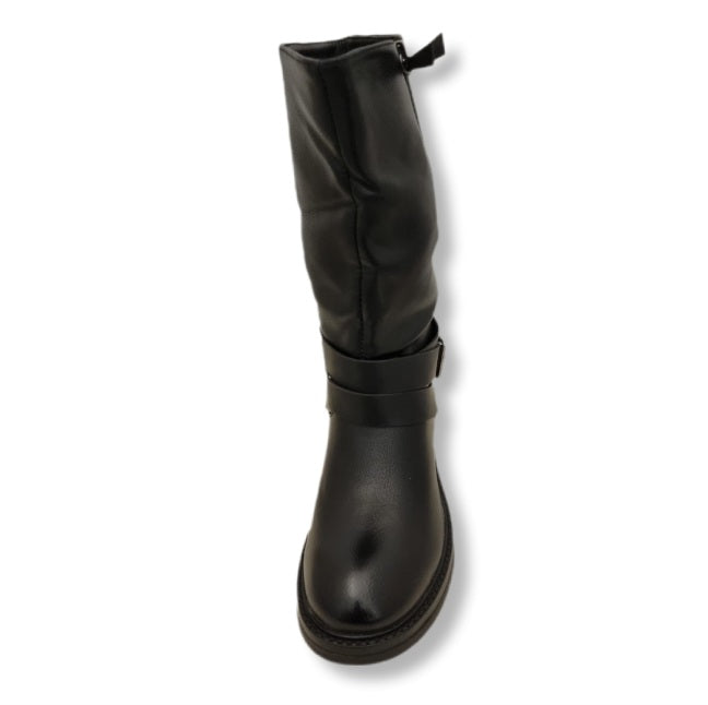 Schwarzer Stiefel in Biker Look mit Schnalen und Zipper. Und derber Sohle.