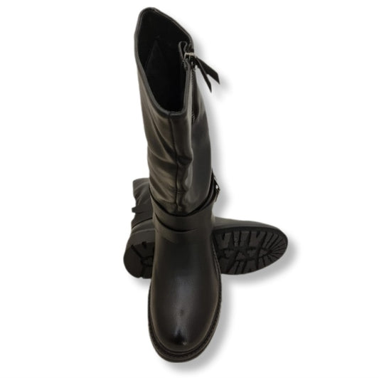 Schwarzer Stiefel in Biker Look mit Schnalen und Zipper. Und derber Sohle.