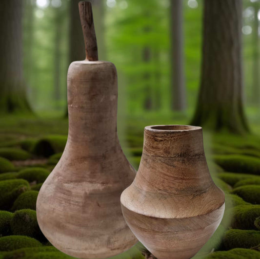 Birne und Vase stehen im Wald