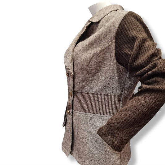 Designer Blazer in Materialmix aus Tweedstoff und Strickeinsatz am Ärmel. Goldene Knöpfe und Bordüren. Hier die Seitenansicht.