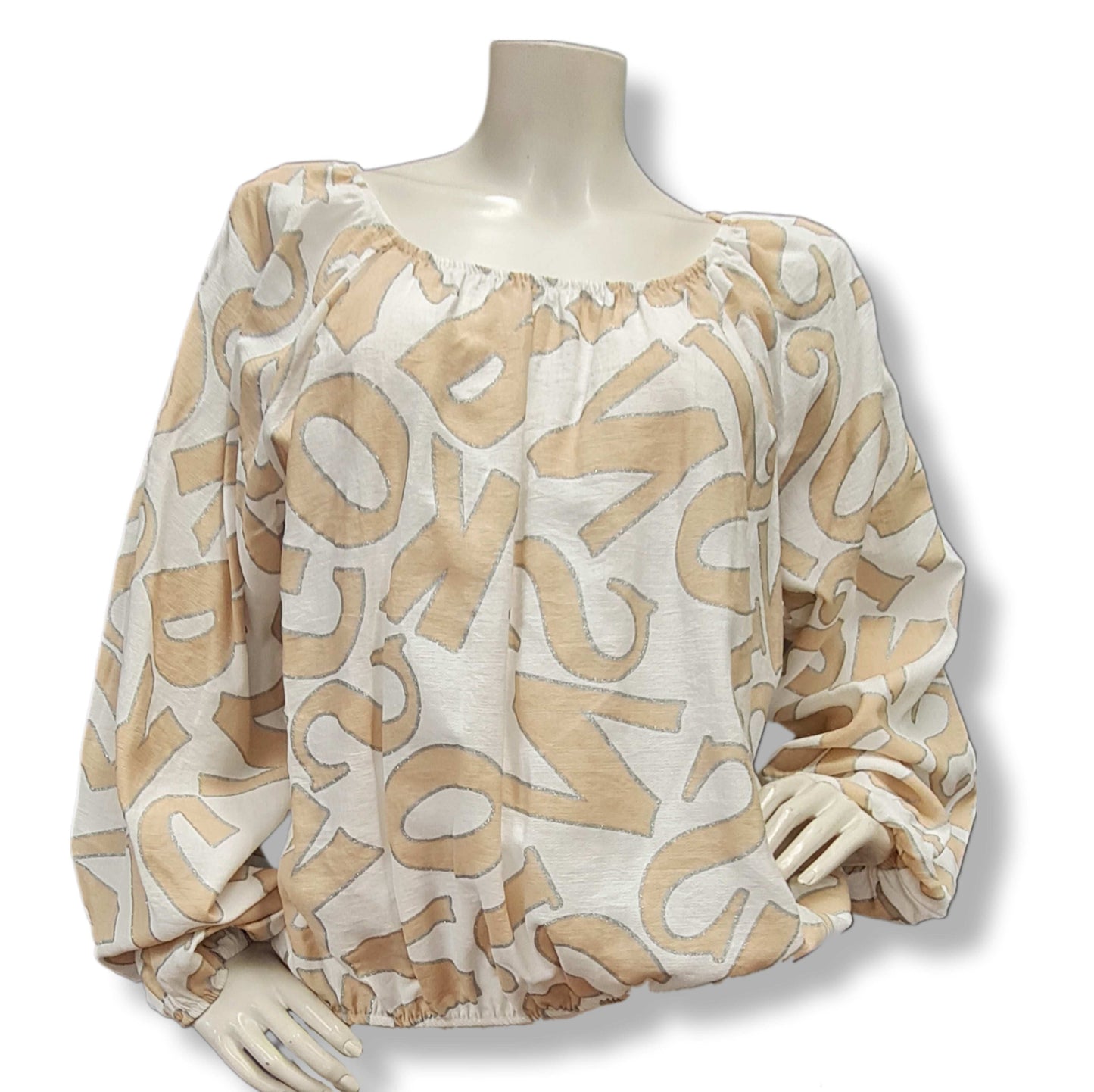 Bluse mit Rundhals auf Gummizug. Der Bund und die Ärme ebenfalls mit Gummi zug. Der Untergrund ist Weiss mit Buchstabendruck in Beige.