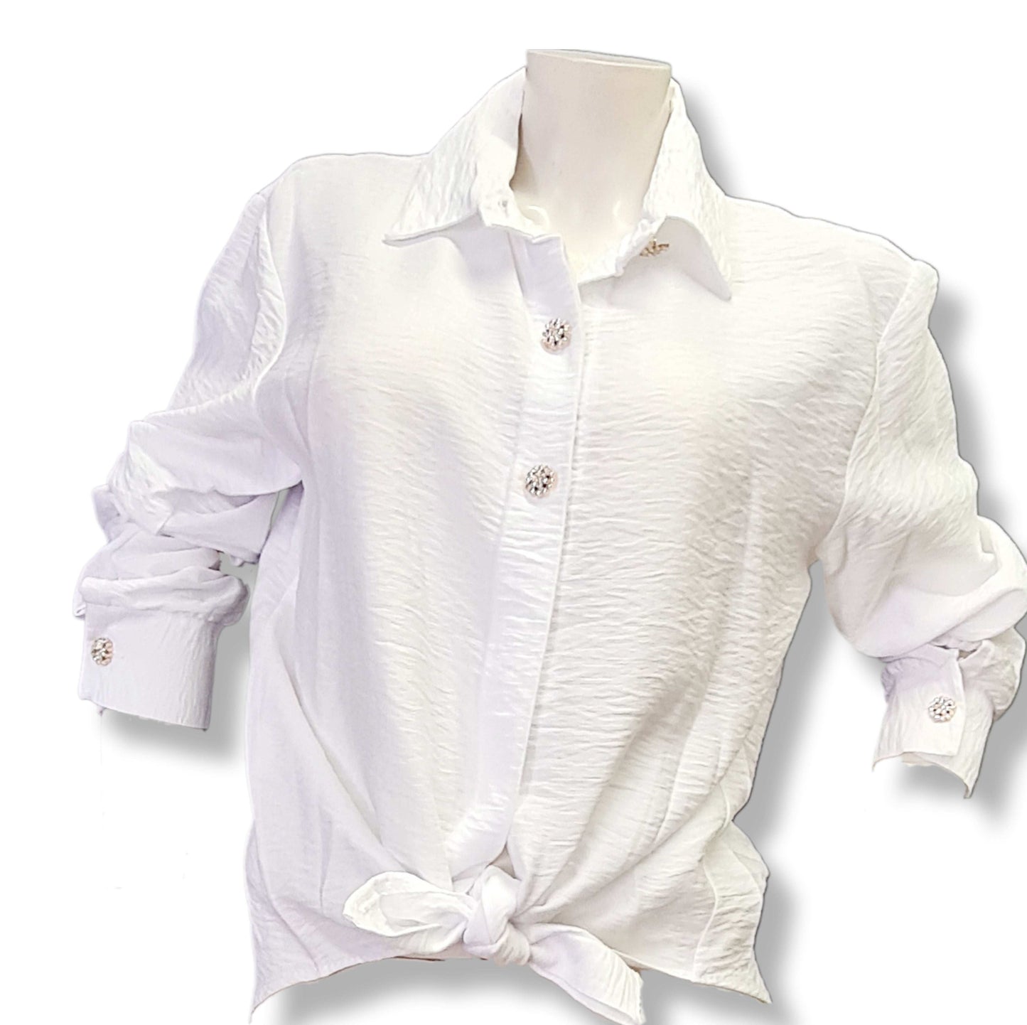 Weisee Bluse im klassischen Stil mit Zierknopf 3 Stück und mit Saumblende verarbeitet. Der Knopf ist Straß mit Gold.