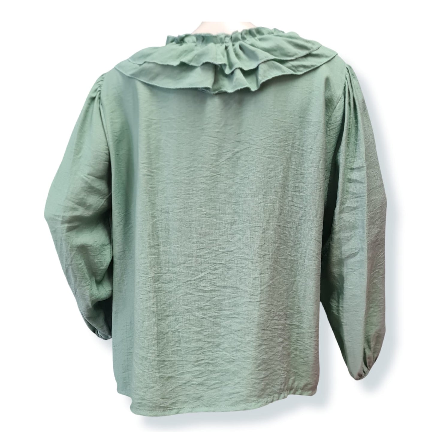 Diese Bluse Eva in der Farbe Mint ist aus 85% Viskose und 15% Nylon gefertigt. Sie besticht durch ihren weiten Schnitt und die zarten Rüschen. Genießen Sie den angenehmen Tragekomfort und die luftige Leichtigkeit - perfekt für einen stilvollen Look. Rückenansicht.
