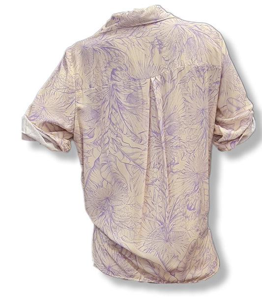 Hemdbluse mit  Floralen Muster in Flieder Beige. Geknotet oder als Hemdbluse zu tragen.