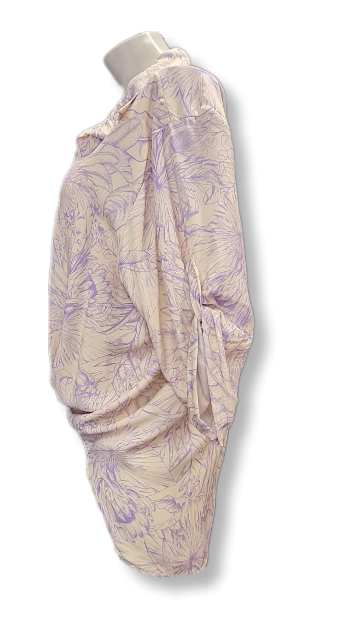 Hemdbluse mit  Floralen Muster in Flieder Beige. Geknotet oder als Hemdbluse zu tragen.