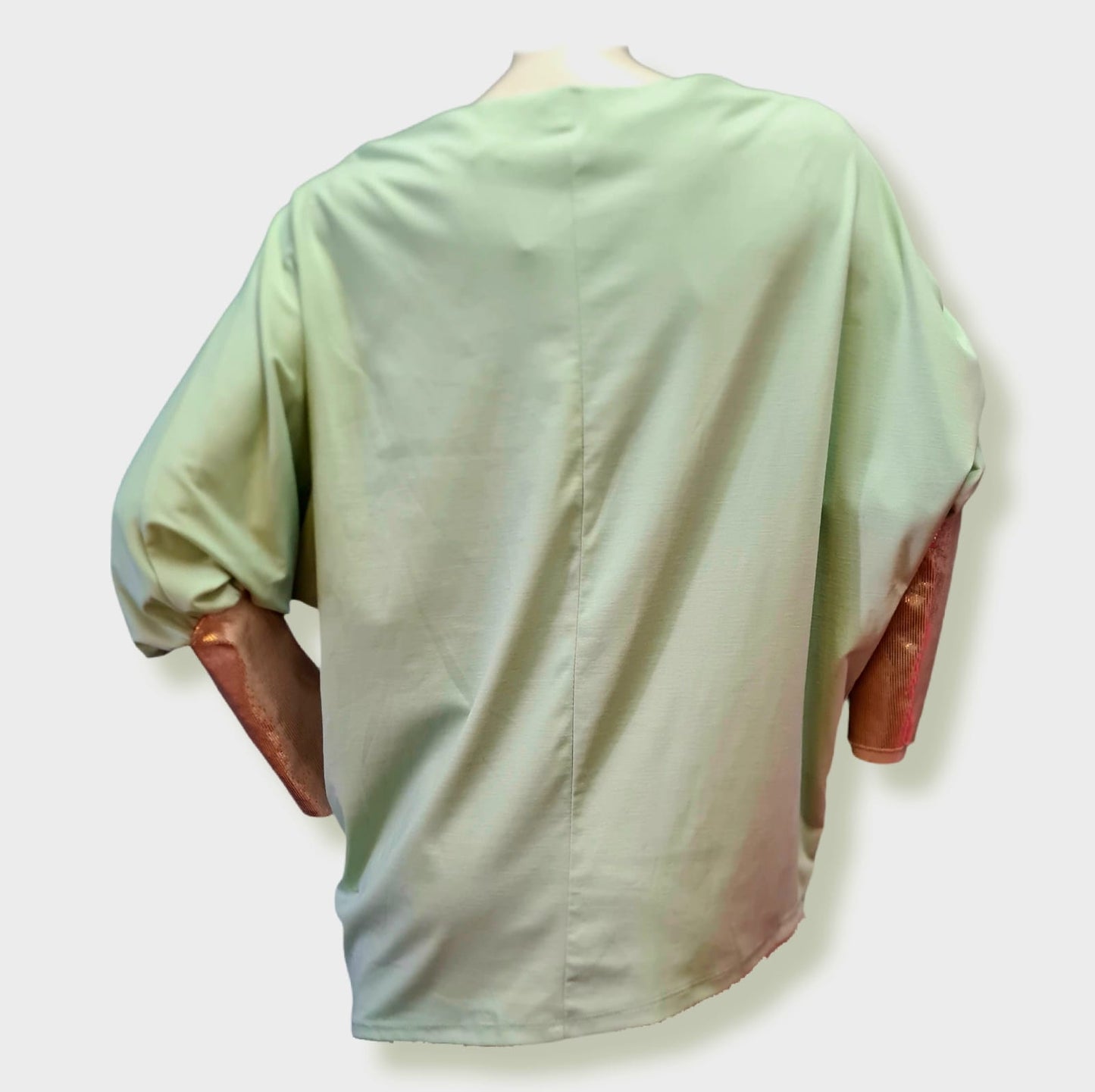 Das elegante Shirt Gitta in Farbe Mint Gold besteht aus hochwertiger Baumwolle (66%), Polyamid (29%) und Elasthan (5%). Es ist nicht nur stilvoll, sondern auch super bequem. Die perfekte Wahl für jeden Anlass. Rückenansicht.