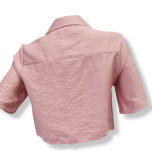 kurze Bluse mit Hemdkragen 70 iger Style. Mit Brusttasche links, in der Farbe lachs.