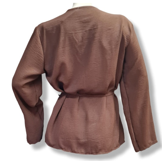 Bluse mit Bindegürtel und einen Goldenen knopf auch als Jacke tragbar. mit aufgesetzten Blindtaschen. Lang Ärmeln. In der Farbe Braun.Hier die Rückenansicht.