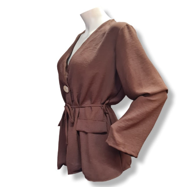 Bluse mit Bindegürtel und einen Goldenen knopf auch als Jacke tragbar. mit aufgesetzten Blindtaschen. Lang Ärmeln. In der Farbe Braun.