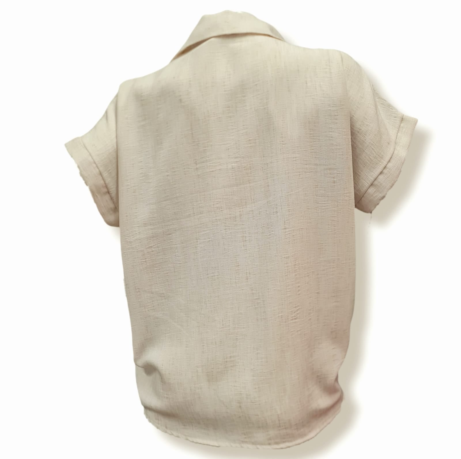 Die Bluse Sahra ist eine elegante Hemdbluse in den Farben Beige und Schwarz. Sie besteht aus 75% Viskose, 20% Leinen und 5% Elasthan und ist somit sportlich und elegant zugleich. Perfekt kombinierbar für jeden Anlass. Rückenansicht.