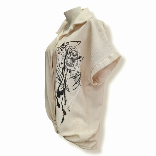 Die Bluse Sahra ist eine elegante Hemdbluse in den Farben Beige und Schwarz. Sie besteht aus 75% Viskose, 20% Leinen und 5% Elasthan und ist somit sportlich und elegant zugleich. Perfekt kombinierbar für jeden Anlass. Seitenansicht.