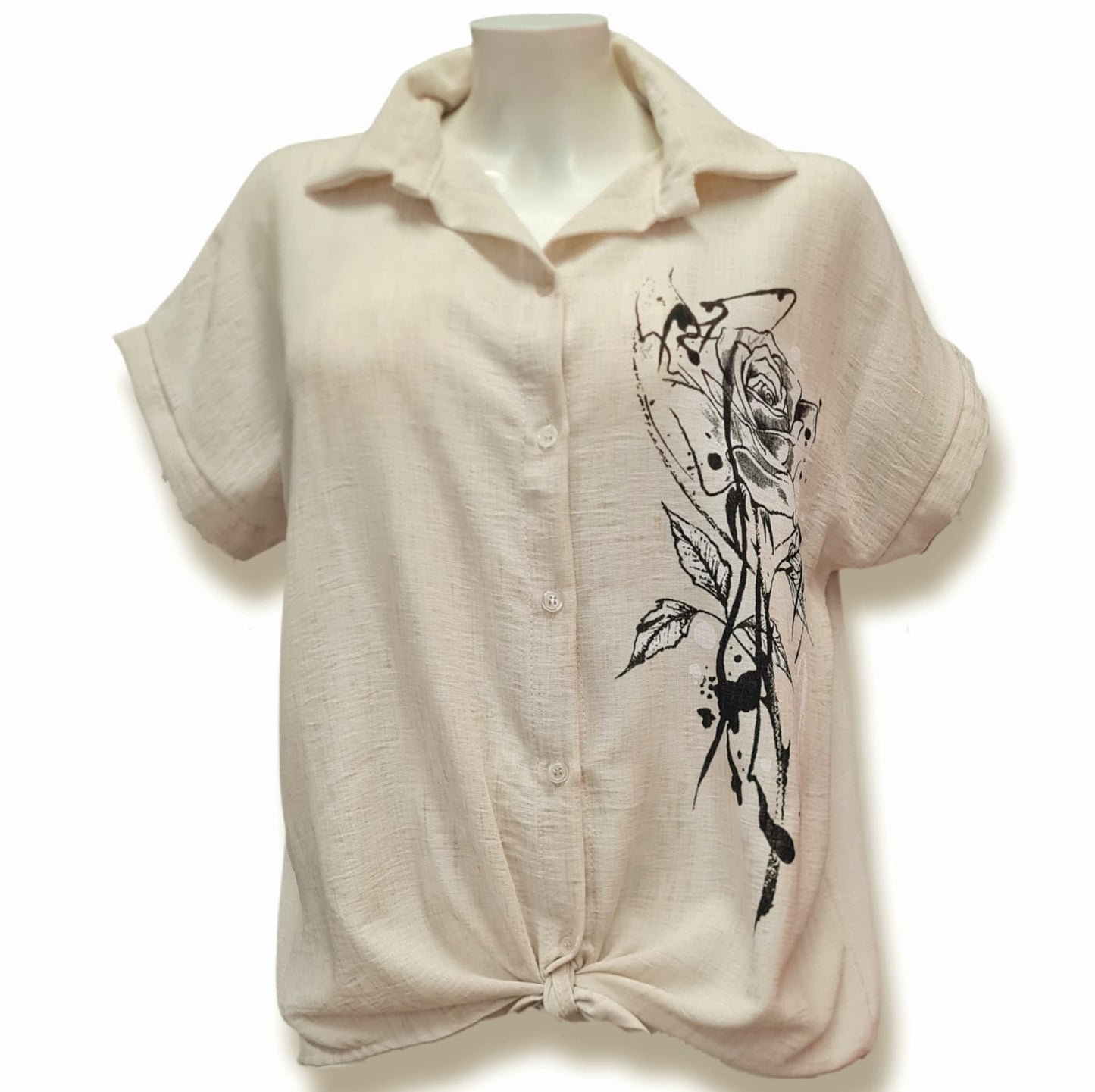 Die Bluse Sahra ist eine elegante Hemdbluse in den Farben Beige und Schwarz. Sie besteht aus 75% Viskose, 20% Leinen und 5% Elasthan und ist somit sportlich und elegant zugleich. Perfekt kombinierbar für jeden Anlass. Vorderansicht.