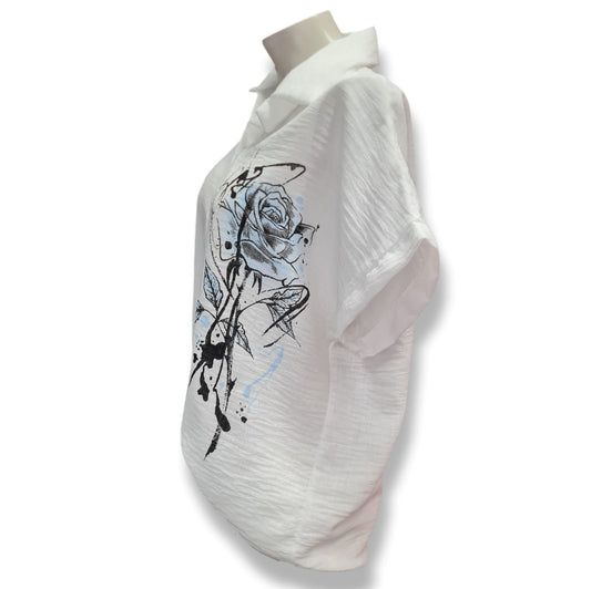 Diese Bluse Sahra ist ein Must-Have für jeden Kleiderschrank! Sie besteht aus einem hochwertigen Materialmix aus 75% Viskose, 20% Leinen und 5% Elasthan, welcher für angenehmen Tragekomfort und eine perfekte Passform sorgt. In Weiß und Schwarz gehalten, ist sie zeitlos und vielseitig kombinierbar. Seitenansicht.