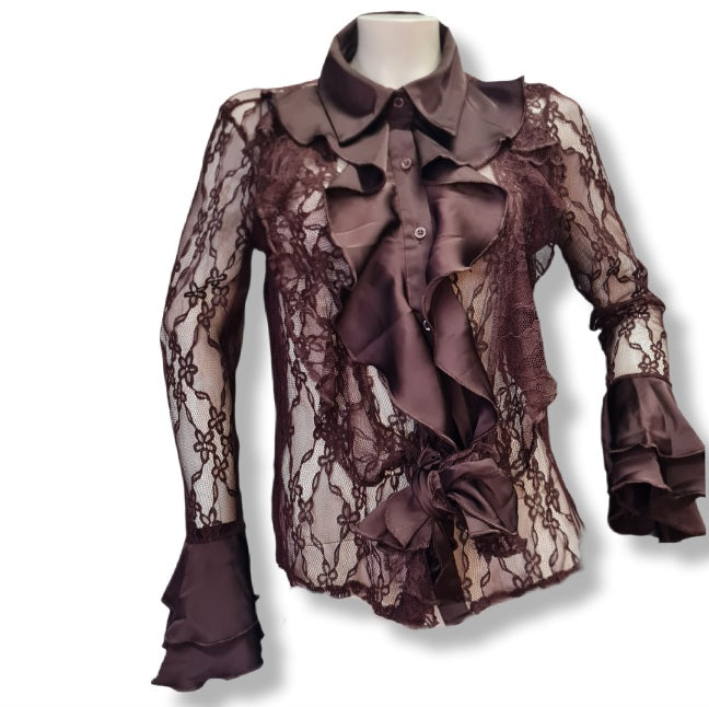 elegante Spitzenbluse in der Farbe Noisette mit Hemdkragen und Statementärmel. Hier gebunden.