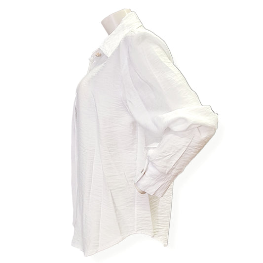 Weisee Bluse im klassischen Stil mit Zierknopf 3 Stück und mit Saumblende verarbeitet. Der Knopf ist Straß mit Gold.