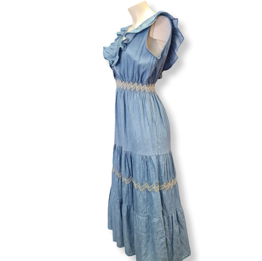 Professionelles Blusen-Kleid Lola mit Jeans Optik und aus 100% Baumwolle gefertigt. Länge von 70cm für einen lässigen Look. Perfekt für einen entspannten Tag oder einen schicken Abend. Seitenansicht.