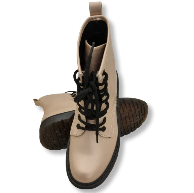 Knöchelhoher Boot in der Farbe Rose. Mit Schwarzer Schnürrung und scharzer Sohle. Behilfsschlaufe. Paaransicht ein Schuhe liegt queer am Boden mit der Sohle in Front und ein Boot ist darüber gestellt.