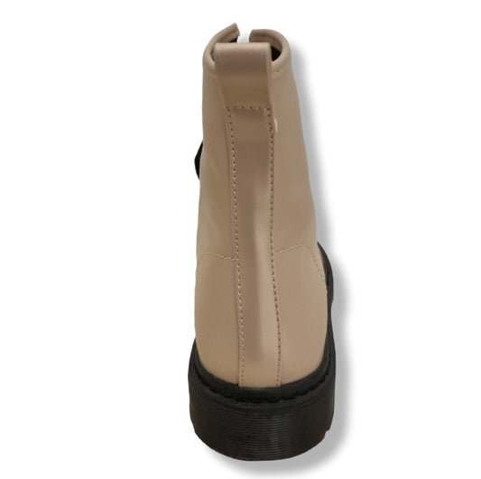 Knöchelhoher Boot in der Farbe Rose. Mit Schwarzer Schnürrung und scharzer Sohle. Behilfsschlaufe hier die peferkte Rückensicht.