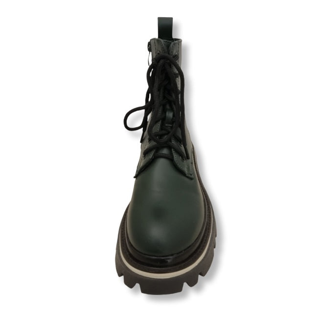 Tannengrüner Boots in Lackoptik mit schwarzer Sohle und Schnürrung. Front.