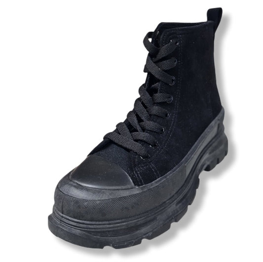 Schwarzer Boots in Velouroptik mit Schnürrung und dicker Laufsohle.