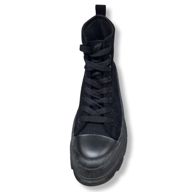 Schwarzer Boots in Velouroptik mit Schnürrung und dicker Laufsohle. Front