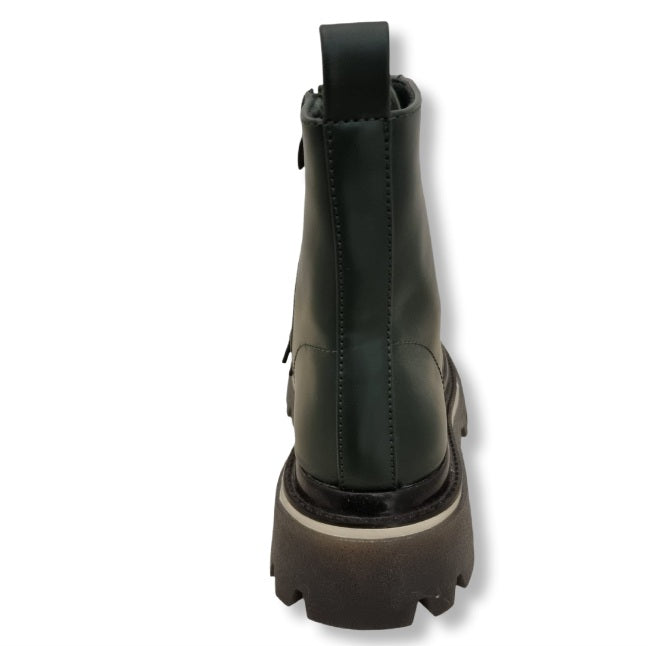 Tannengrüner Boots in Lackoptik mit schwarzer Sohle und Schnürrung. Rückenansicht.