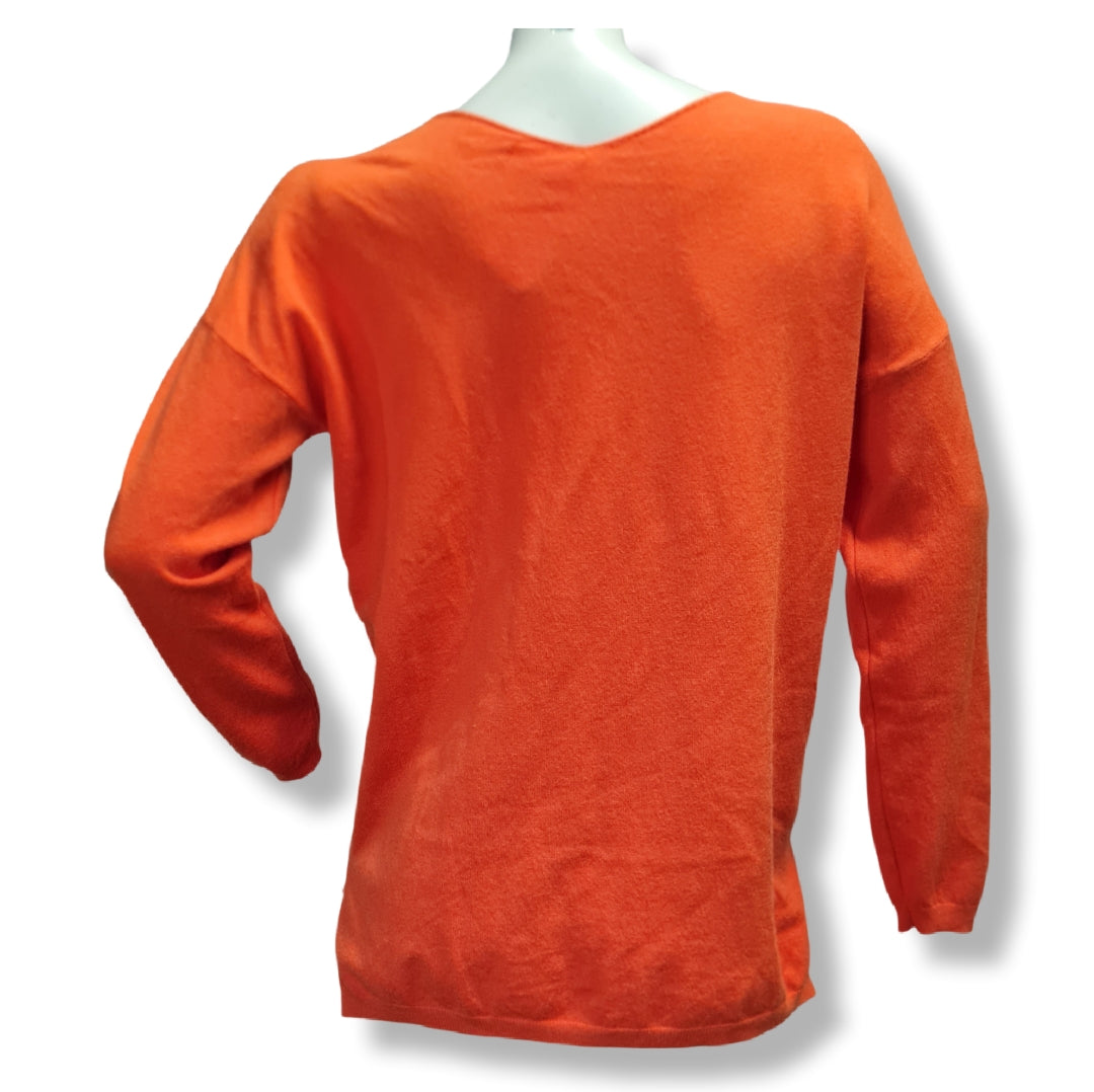 klassicher Feinstrickpulli in der Farbe Orange mit V-Ausschnitt uns seitlichen Schlitzen für mehr Bewegungsfreiheit. Hier die Vorderansicht