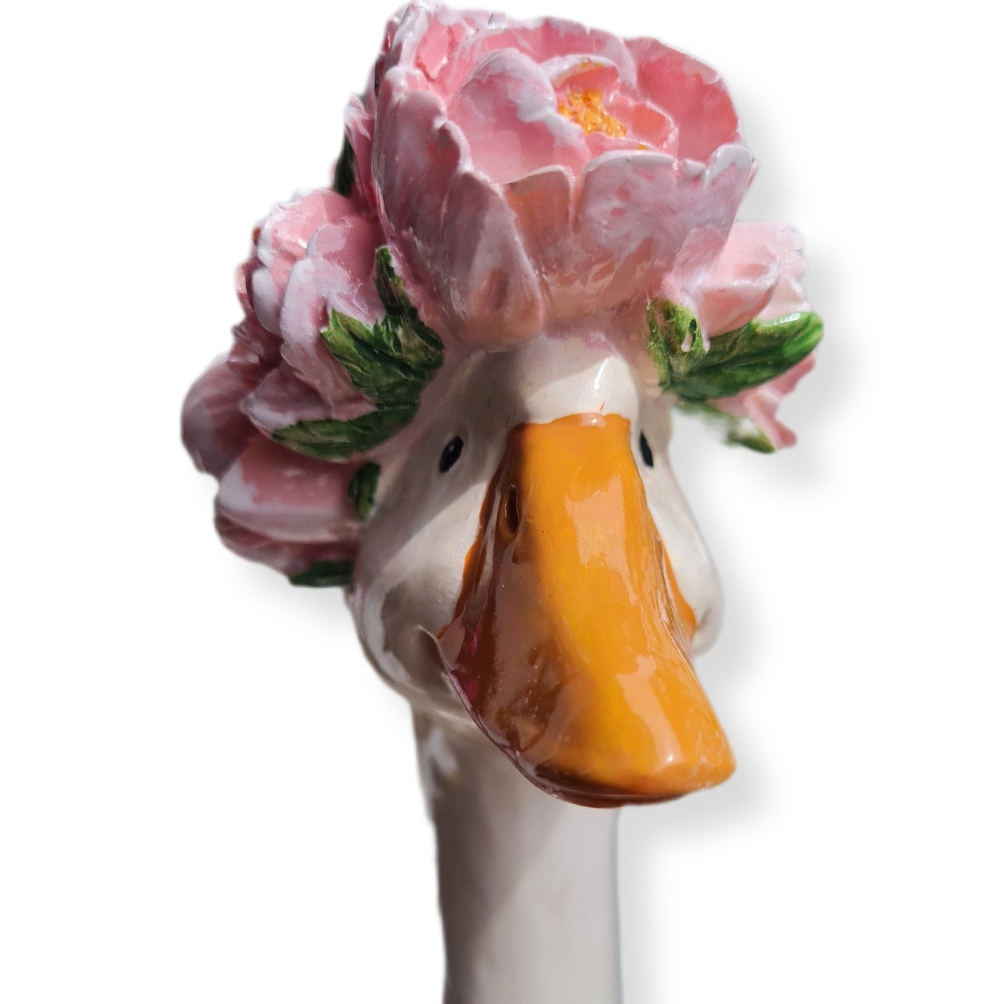 Ganz Hermine ist eine atemberaubende Deko Figur, die mit ihren 40 cm Höhe und dem ergreifenden Rosenkränzchen auf dem Kopf jeden Betrachter verzaubert. Hergestellt aus hochwertigem Polyresin und einer glänzenden Lackschicht, verleiht sie jedem Raum eine elegante Note. Seitenansicht.