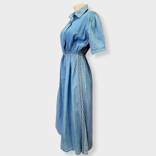 Dieses Hemd Kleid Lola bietet Ihnen eine lässige und bequeme Möglichkeit, Ihr Outfit aufzupeppen. Gefertigt aus 100% Baumwolle in stylischer Jeansoptik und einer Länge von 70cm. Die Farbe Denim bringt einen Hauch von Coolness in jeden Look. Perfekt für jedes lässige Event oder die Freizeit. Seitenansicht.