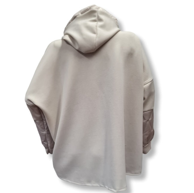 Hoodie in creme mit V-Step Einsatz in Bauchhöhe ebenfalls an den Ärmel.