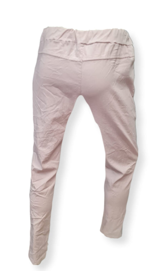 Hose Blanco Rose ist eine sportlich-lässige Hose in der Farbe Rose mit Taschen und verziert mit silbernen Jeansknöpfen. Der breite Gummi Bund mit Kordel sorgt für eine bequeme Passform. Hergestellt aus 76% Viskose, 21% Nylon und 3% Elastan, bietet sie ein angenehmes Tragegefühl. Perfekt für einen lässigen Look mit Stil! Hinteransicht.