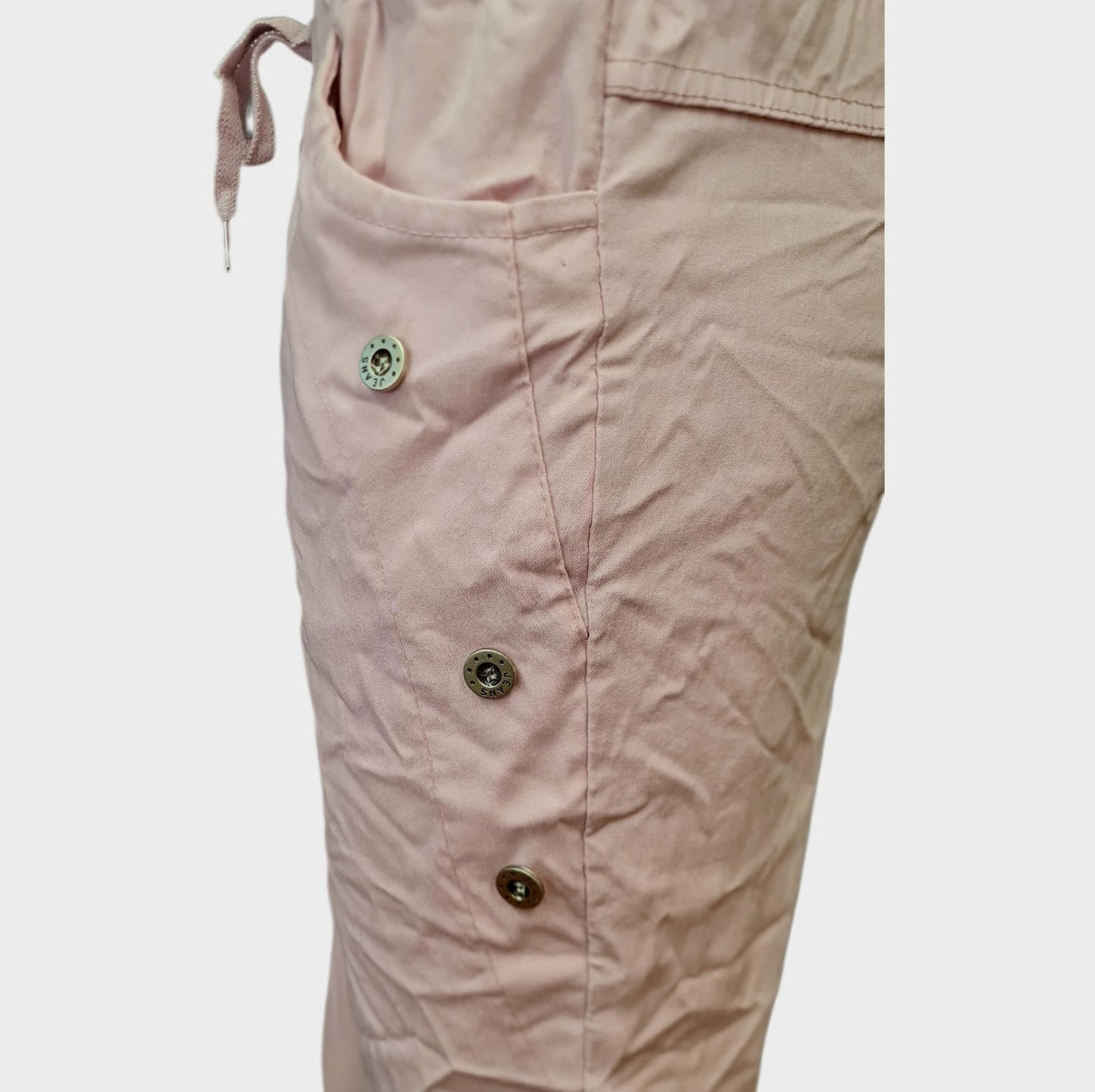 Hose Blanco Rose ist eine sportlich-lässige Hose in der Farbe Rose mit Taschen und verziert mit silbernen Jeansknöpfen. Der breite Gummi Bund mit Kordel sorgt für eine bequeme Passform. Hergestellt aus 76% Viskose, 21% Nylon und 3% Elastan, bietet sie ein angenehmes Tragegefühl. Perfekt für einen lässigen Look mit Stil! Verzierung mit Jeansknöpfe silbern.