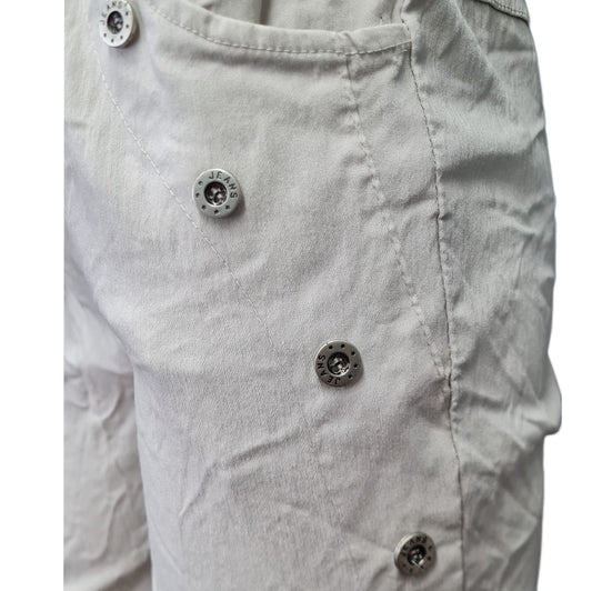 Entdecken Sie unsere stylische Hose Blanco! Sie besteht aus 76% Viskose, 21% Nylon und 3% Elastan und bietet dank des breiten Gummibunds mit Kordel einen sportlichen und bequemen Sitz. Verziert mit Jeansknöpfen. Die Taschen machen sie zudem praktisch für den Alltag. Mit ihrer cremefarbenen/beigen Farbe ist sie ein echter Hingucker. Greifen Sie zu! Verziert mit silbernen Jeansknöpfene.