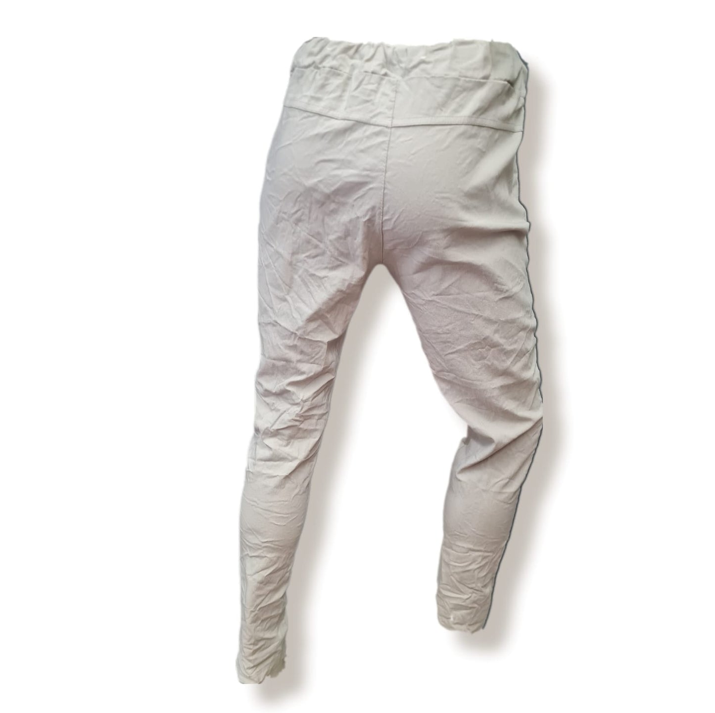 Entdecken Sie unsere stylische Hose Blanco! Sie besteht aus 76% Viskose, 21% Nylon und 3% Elastan und bietet dank des breiten Gummibunds mit Kordel einen sportlichen und bequemen Sitz. Verziert mit Jeansknöpfen. Die Taschen machen sie zudem praktisch für den Alltag. Mit ihrer cremefarbenen/beigen Farbe ist sie ein echter Hingucker. Greifen Sie zu! Ansicht von Hinten.