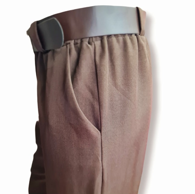 Seitenansicht Taschenführung. Hose dunklebraun mit Gürtel