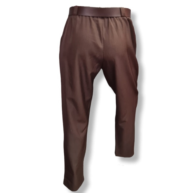 klassische Hose in Chinoschnitt. In der Farbe Dunkelbraun. Mit Gürtel.