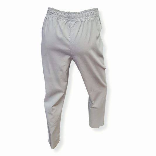 Unsere Hose Clarissa in Beige ist perfekt für Fitness und Freizeit. Hergestellt aus 70% Rayon, 26% Microfaser und 4% Elasthan, bietet sie ein kühles und atmungsaktives Material. Der breite Gummibund mit Kordel sorgt für einen bequemen Sitz, während die seitlichen Taschen mit Reißverschluss praktischen Stauraum bieten. Eine ideale Wahl für jedes Abenteuer! Hinteransicht.