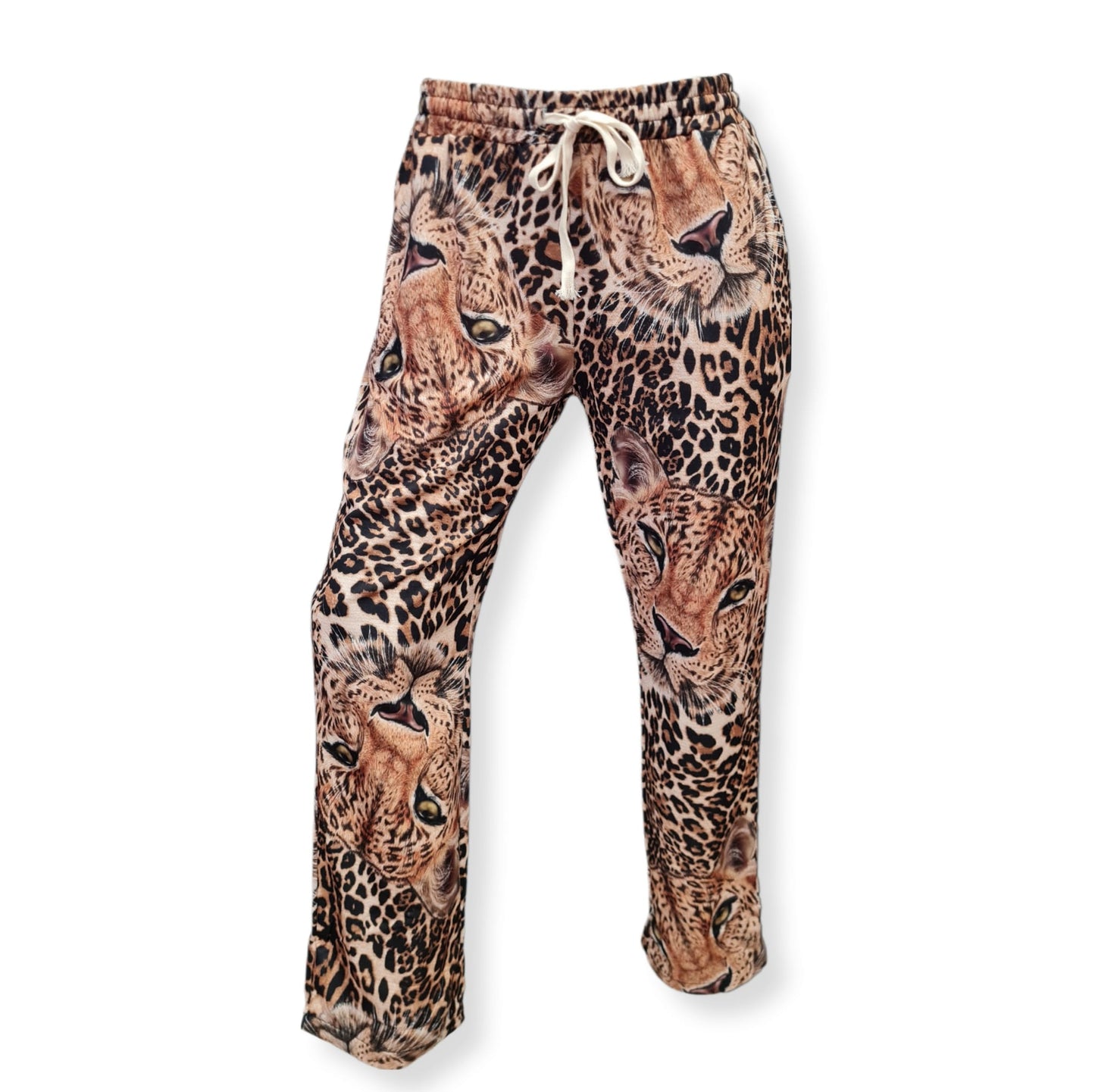 Entdecke jetzt unsere Jogger-Pant Leo-Viso! Die sportlich lockere Hose mit trendigem Leo Print besteht aus einem perfekten Materialmix aus 50% Viskose und 50% Microfaser. Der breite Gummibund und die Kordel sorgen für einen perfekten Sitz und hohen Tragekomfort. Hol dir jetzt dein neues Lieblingsteil! Vorderansicht der Hose.