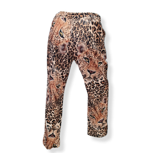 Entdecke jetzt unsere Jogger-Pant Leo-Viso! Die sportlich lockere Hose mit trendigem Leo Print besteht aus einem perfekten Materialmix aus 50% Viskose und 50% Microfaser. Der breite Gummibund und die Kordel sorgen für einen perfekten Sitz und hohen Tragekomfort. Hol dir jetzt dein neues Lieblingsteil! Ansicht von hinten.
